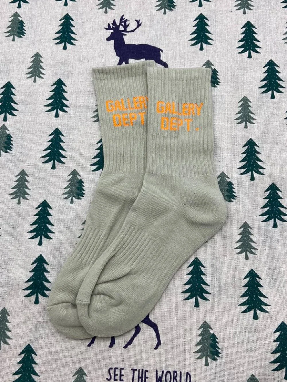 Gallery Dept Orange Logo Print Green Cotton Sports Socks